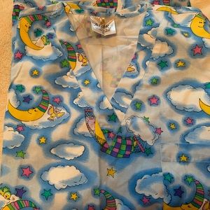 Women’s nursing/scrub top... xl . Cute